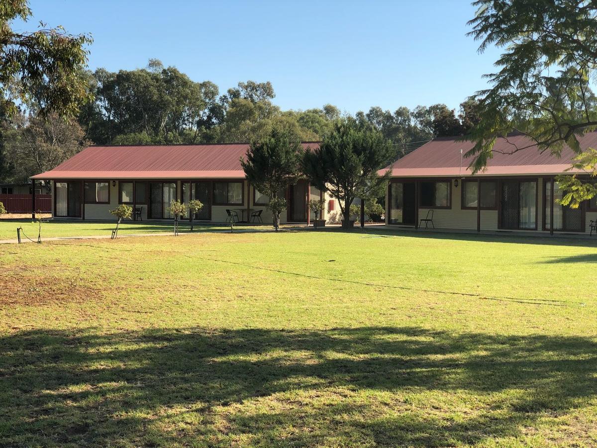 Outback Quarters Motel Hay And Restaurant Exterior photo