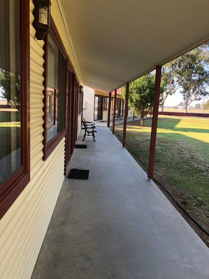Outback Quarters Motel Hay And Restaurant Exterior photo