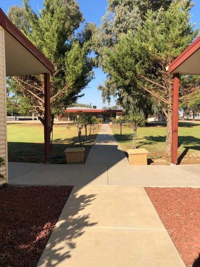 Outback Quarters Motel Hay And Restaurant Exterior photo