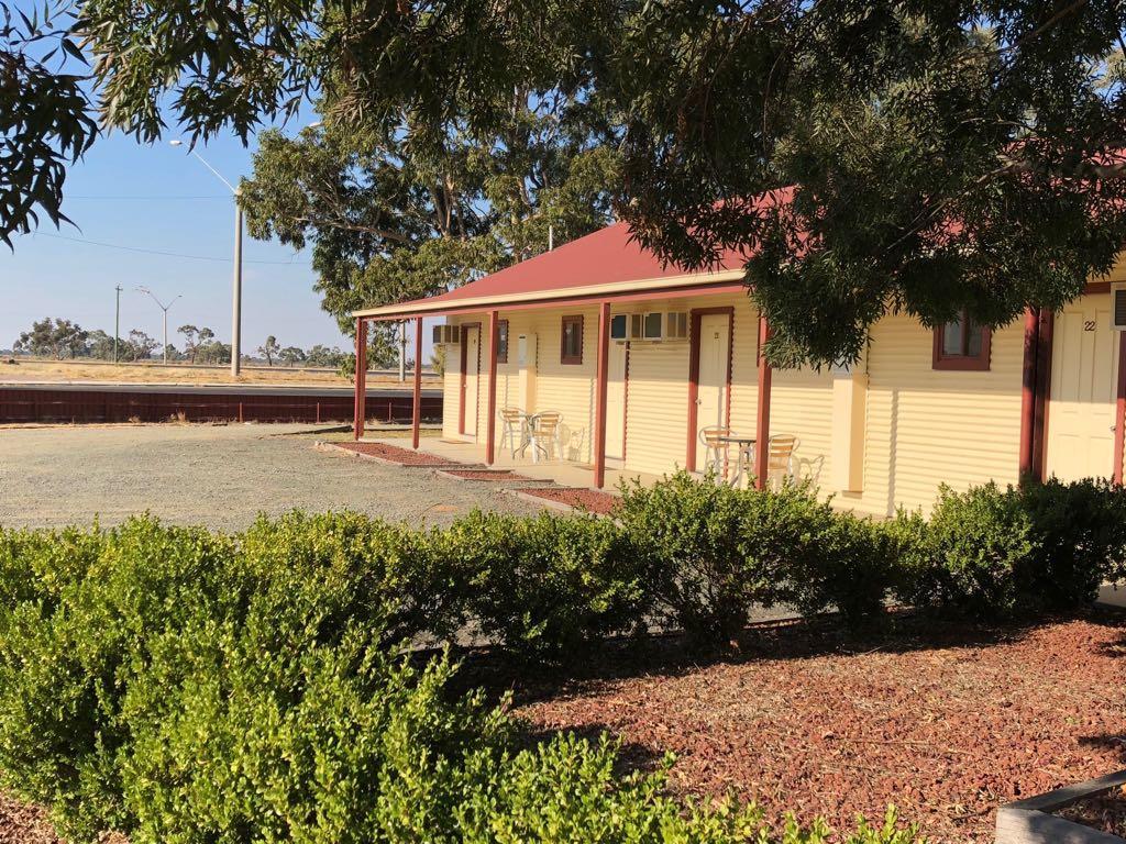 Outback Quarters Motel Hay And Restaurant Exterior photo